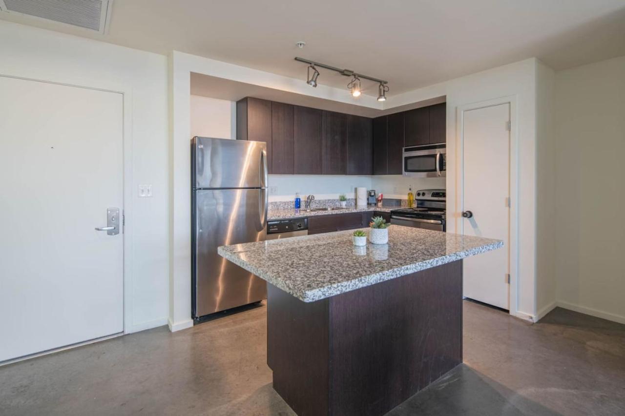 Striking 2bd - Cdt- Gym, Pool, Parking - Sleep8 Apartment *
