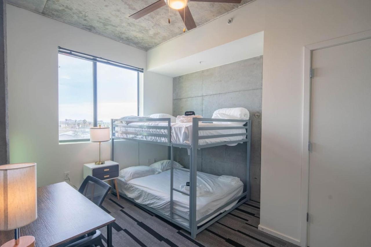 Striking 2bd - Cdt- Gym, Pool, Parking - Sleep8 * Phoenix
