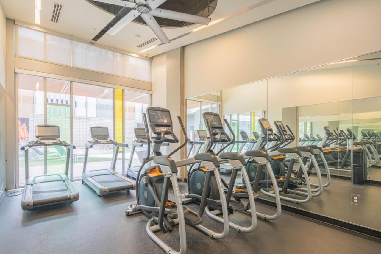 Striking 2bd - Cdt- Gym, Pool, Parking - Sleep8