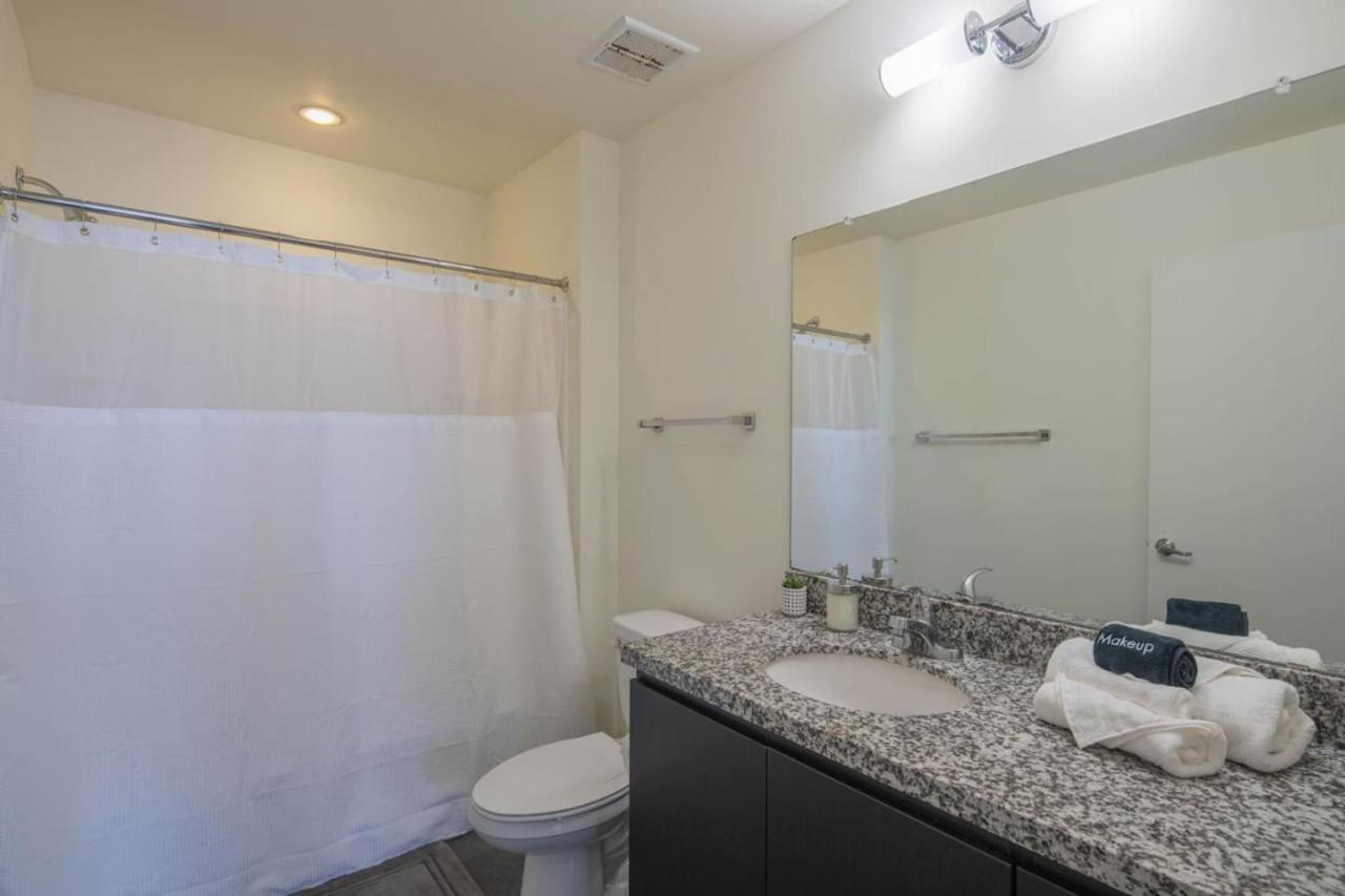 Striking 2bd - Cdt- Gym, Pool, Parking - Sleep8 Apartment Phoenix