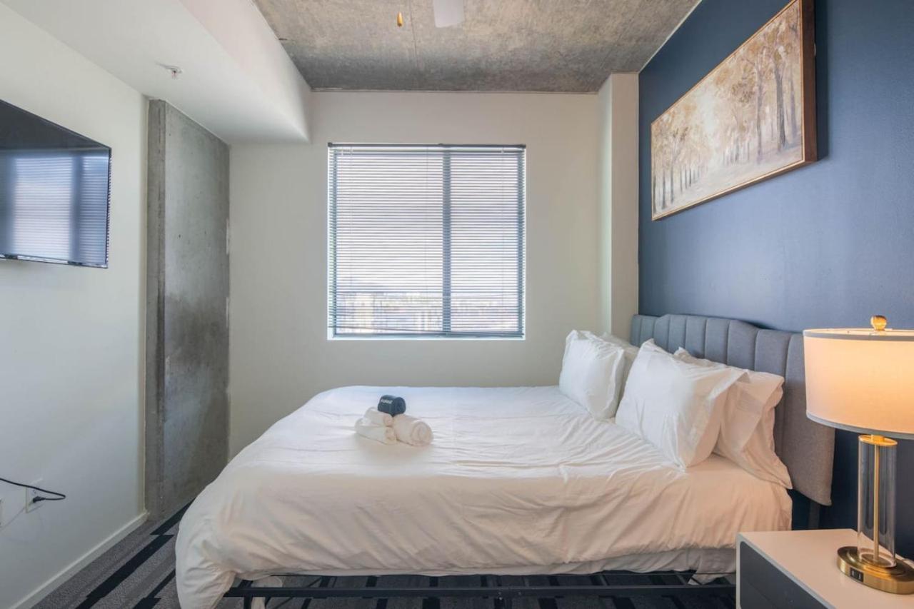 Striking 2bd - Cdt- Gym, Pool, Parking - Sleep8 *