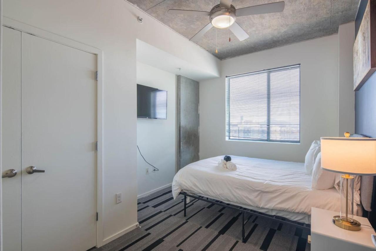 Striking 2bd - Cdt- Gym, Pool, Parking - Sleep8