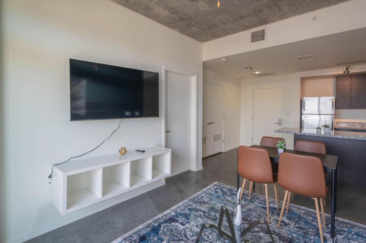 Striking 2bd - Cdt- Gym, Pool, Parking - Sleep8 *