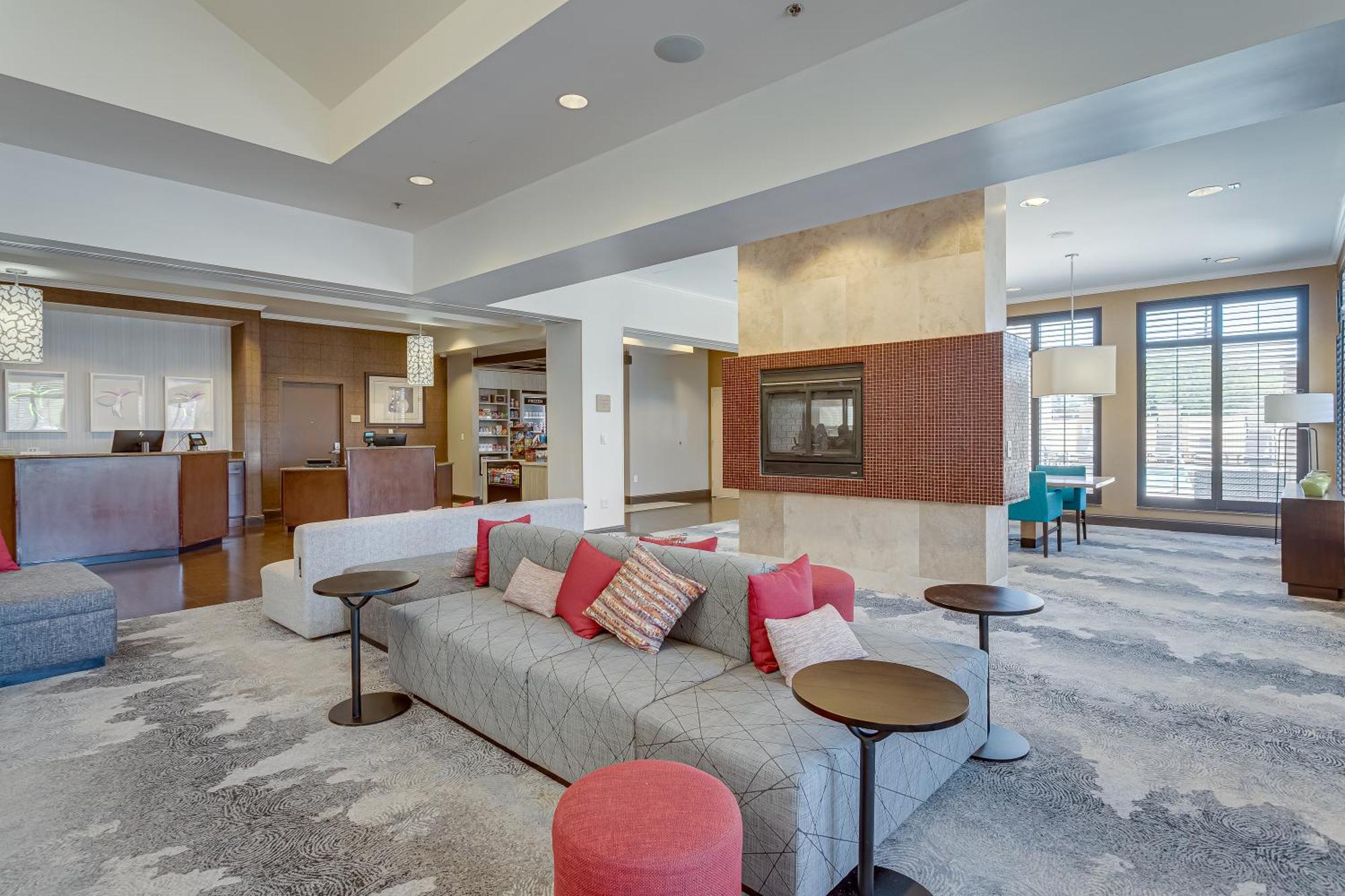 Hilton Garden Airport North 3*