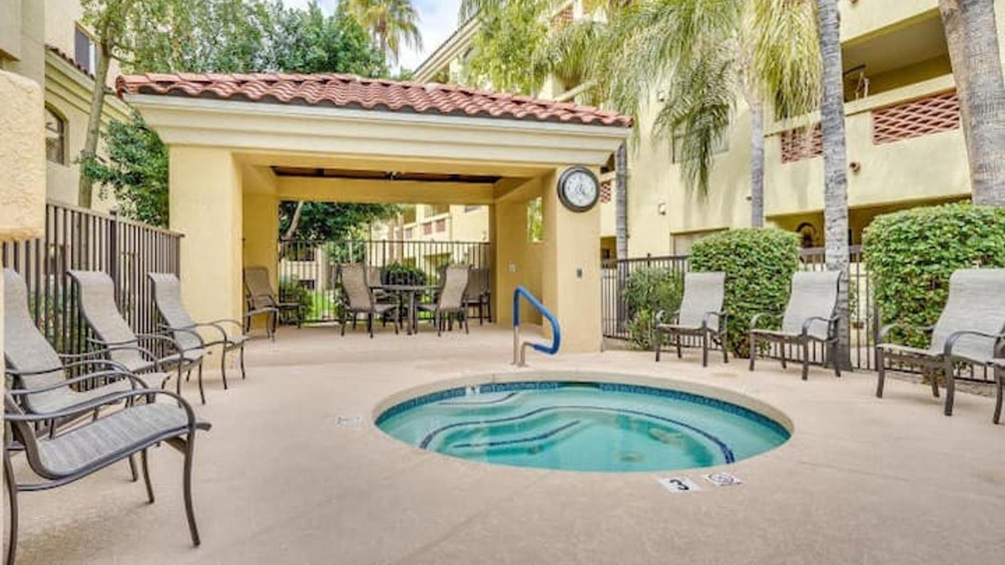 Comfort And Style In The Biltmore Area! *