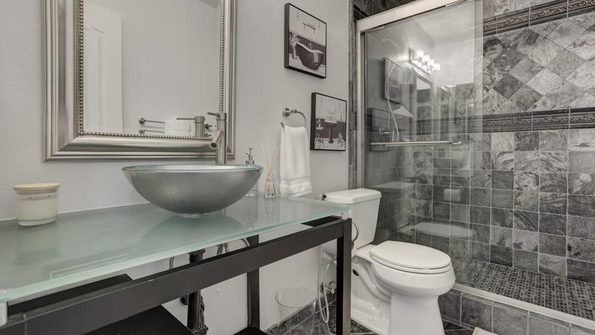Comfort And Style In The Biltmore Area!