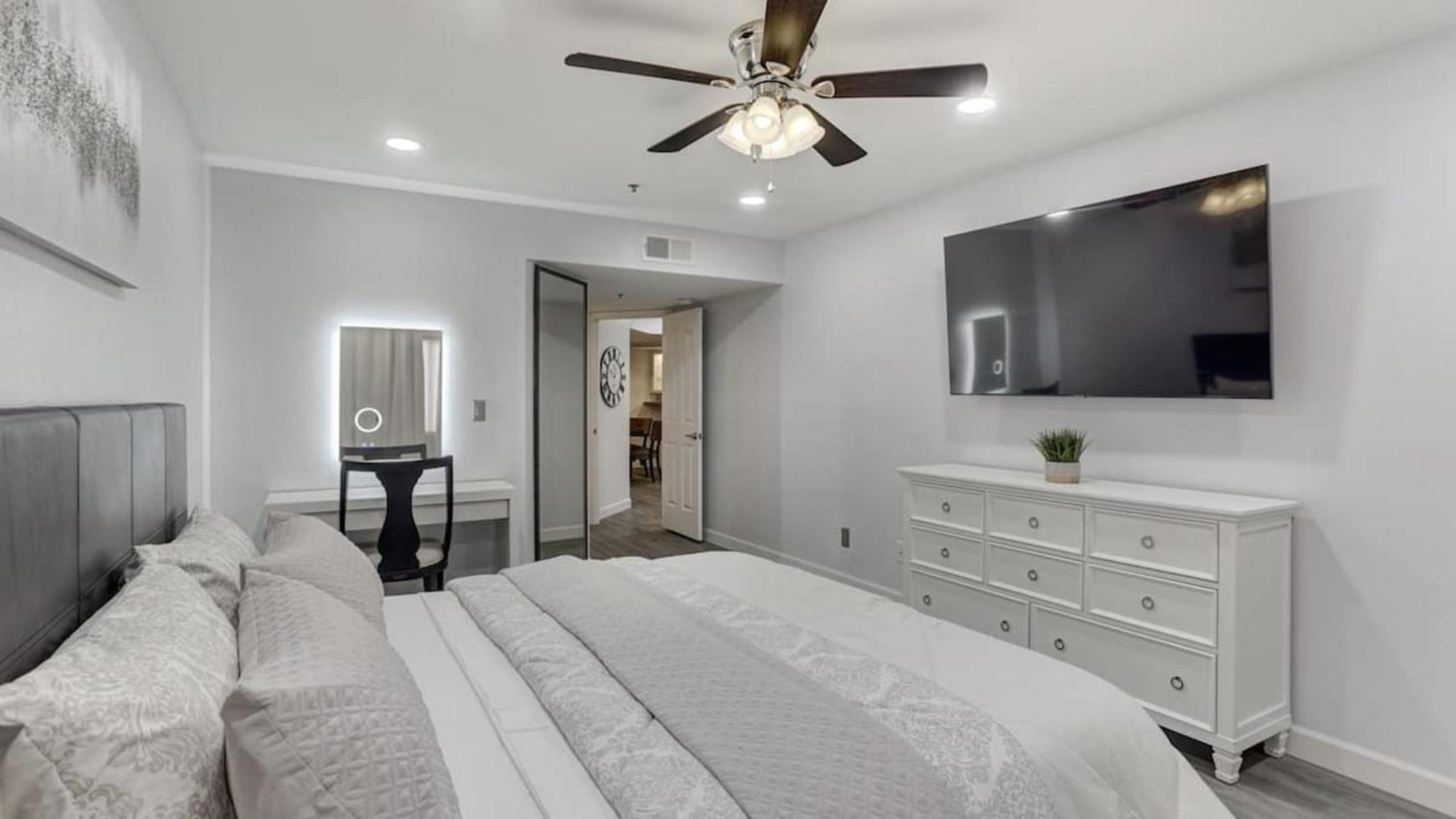 Comfort And Style In The Biltmore Area! Holiday home