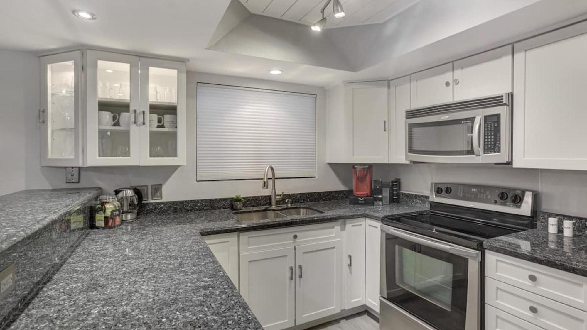 Comfort And Style In The Biltmore Area! *
