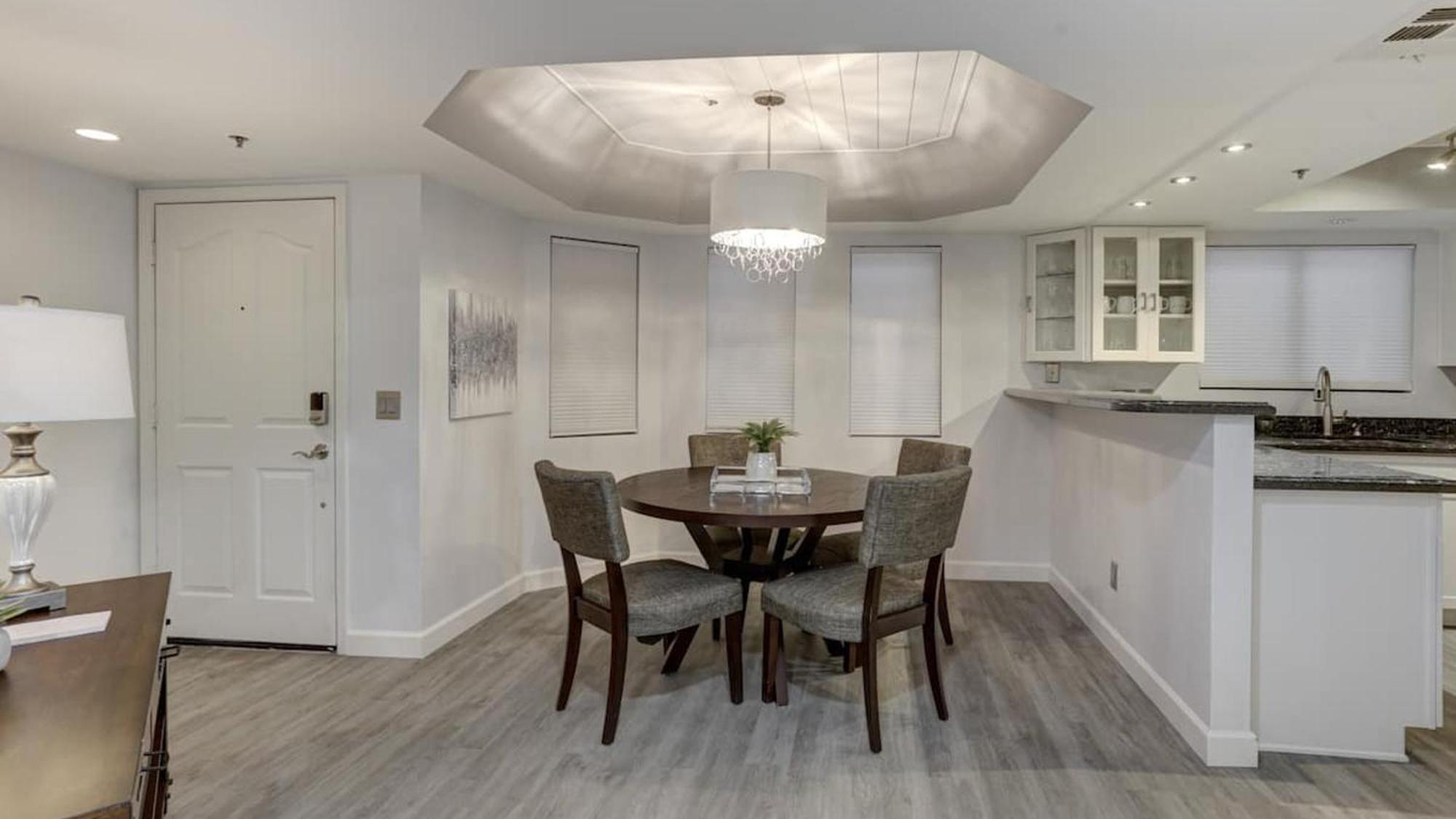 Comfort And Style In The Biltmore Area! Holiday home