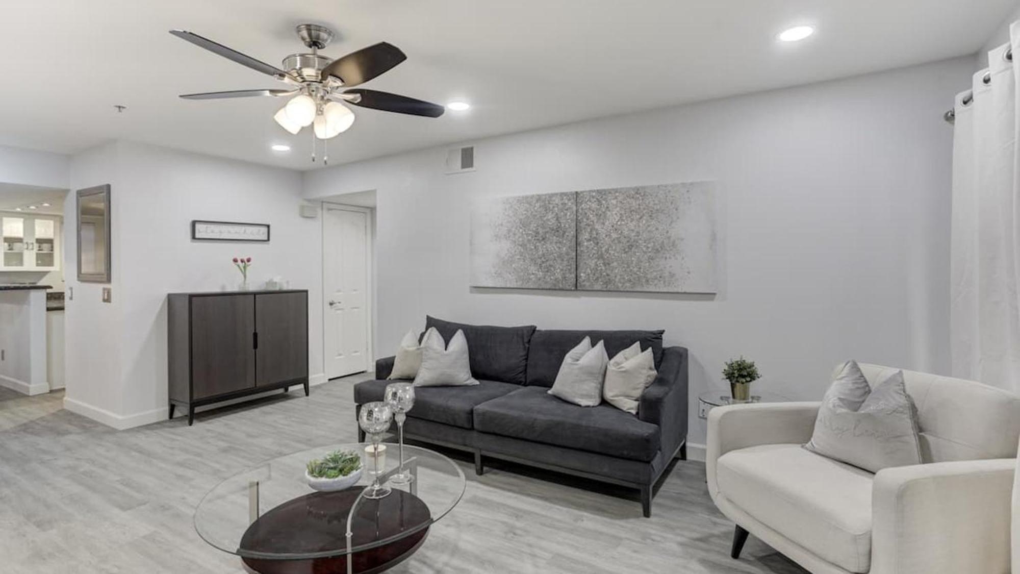 Comfort And Style In The Biltmore Area! *