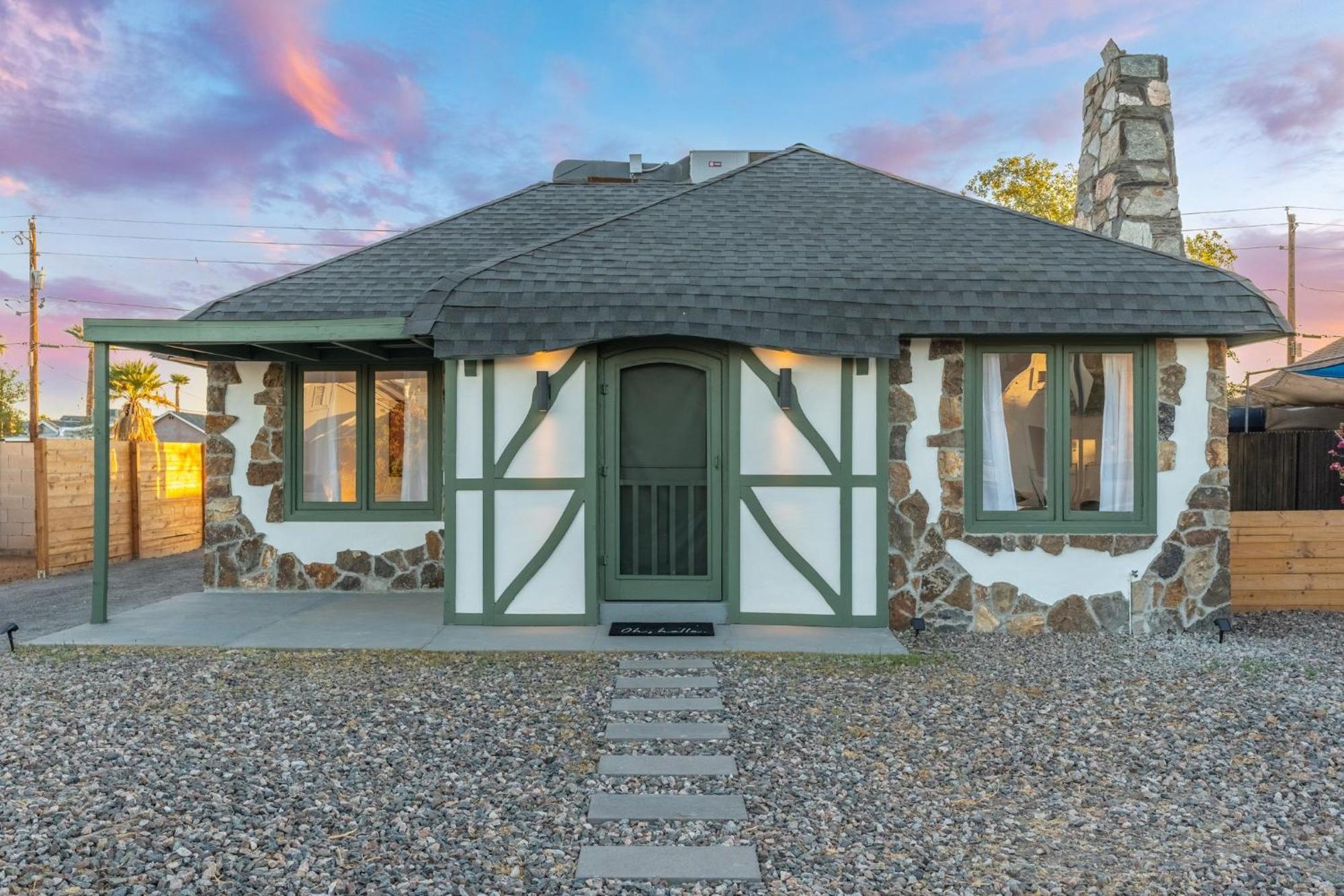 Charming - Storybook Style - Near Downtown Phoenix!