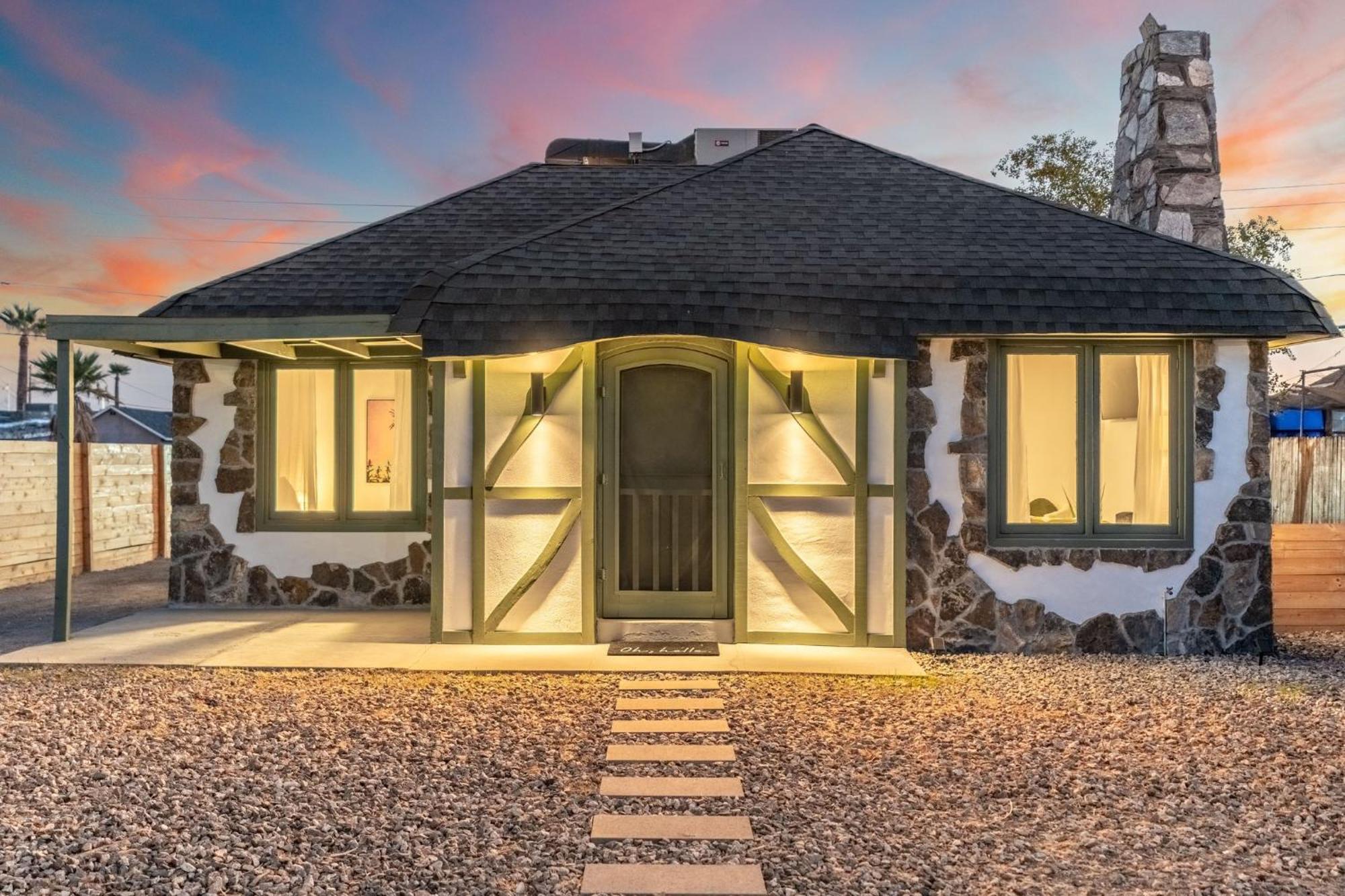 Charming - Storybook Style - Near Downtown Phoenix! *