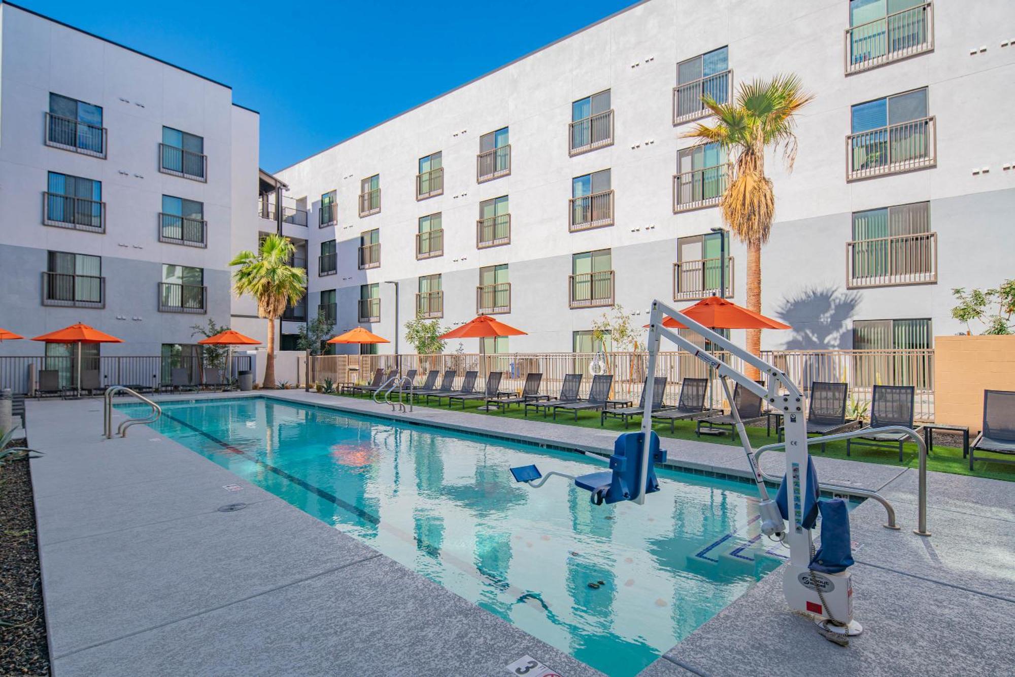 Family Friendly Escape With Large Pool! Apartment *