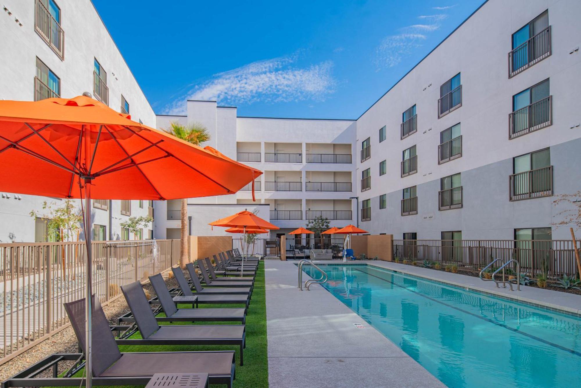 Apartment Family Friendly Escape With Large Pool! Phoenix