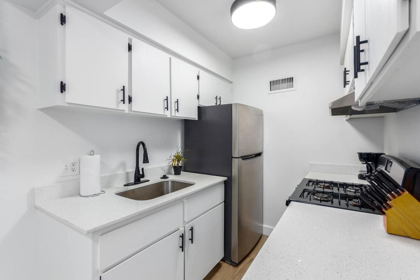 Apartment Cozy Studiopoolkingbedbalconygym *