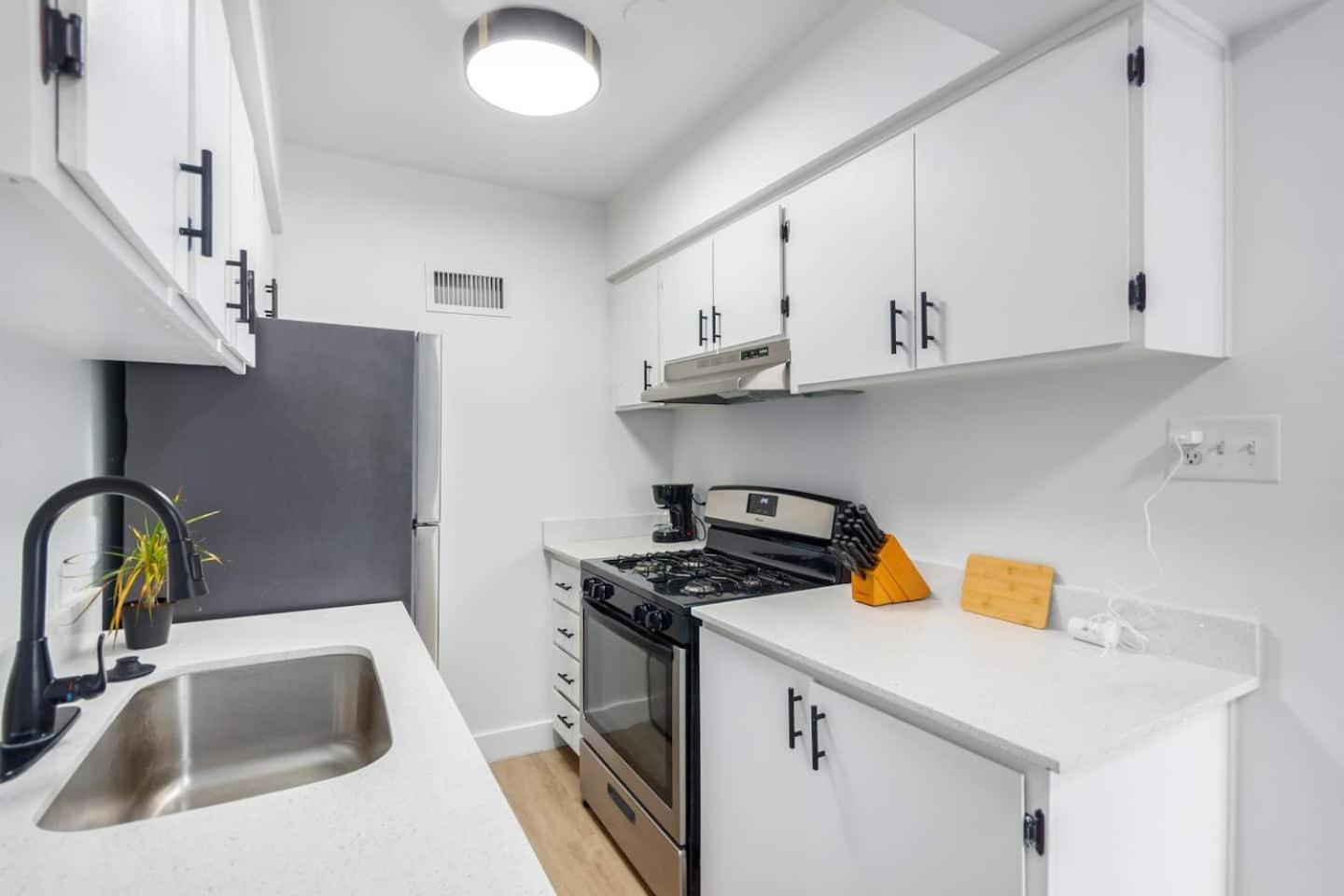 Cozy Studiopoolkingbedbalconygym Apartment Phoenix