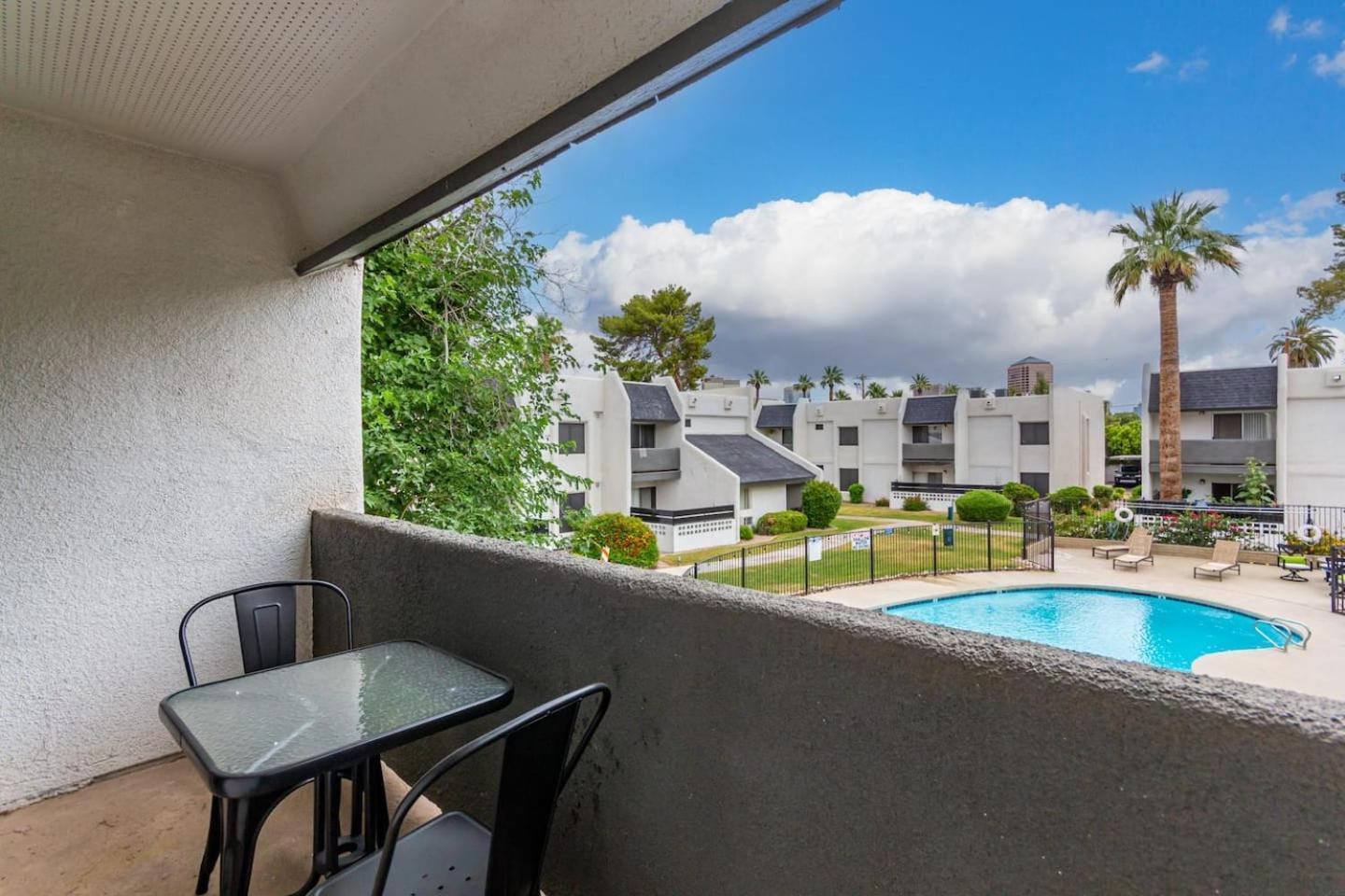 Cozy Studiopoolkingbedbalconygym Apartment *