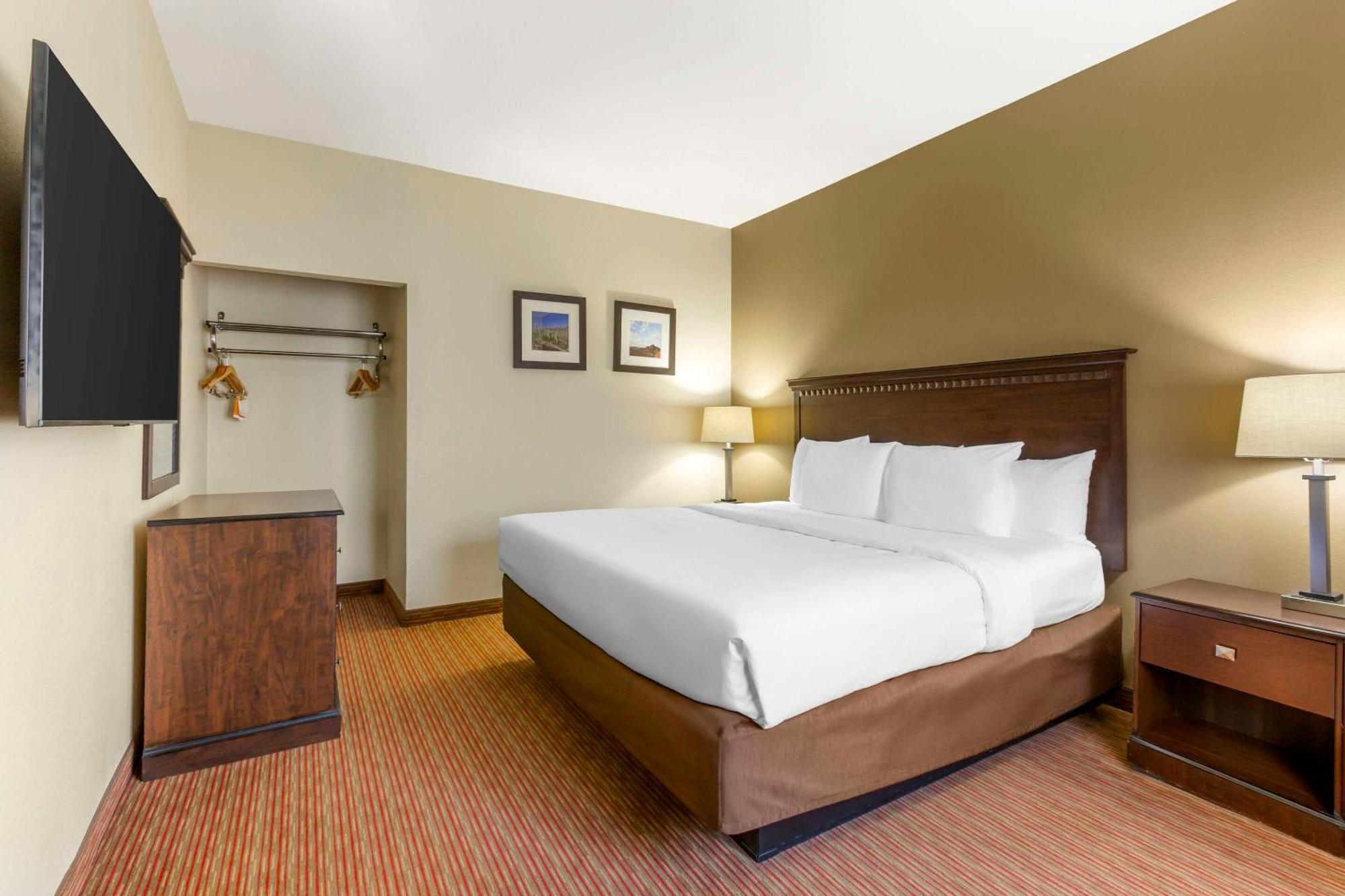 Comfort West At 27th Ave And I-i0 Hotel 2*