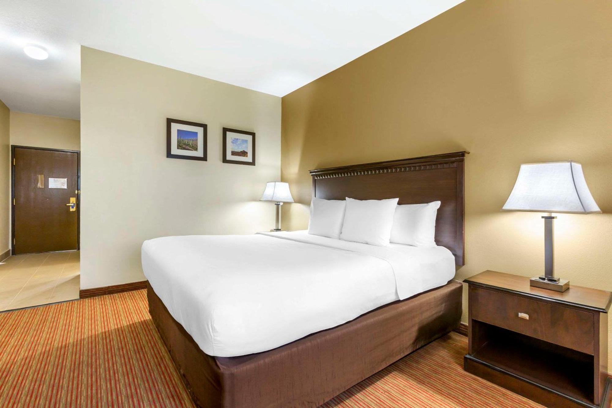 Comfort West At 27th Ave And I-i0 Hotel 2*