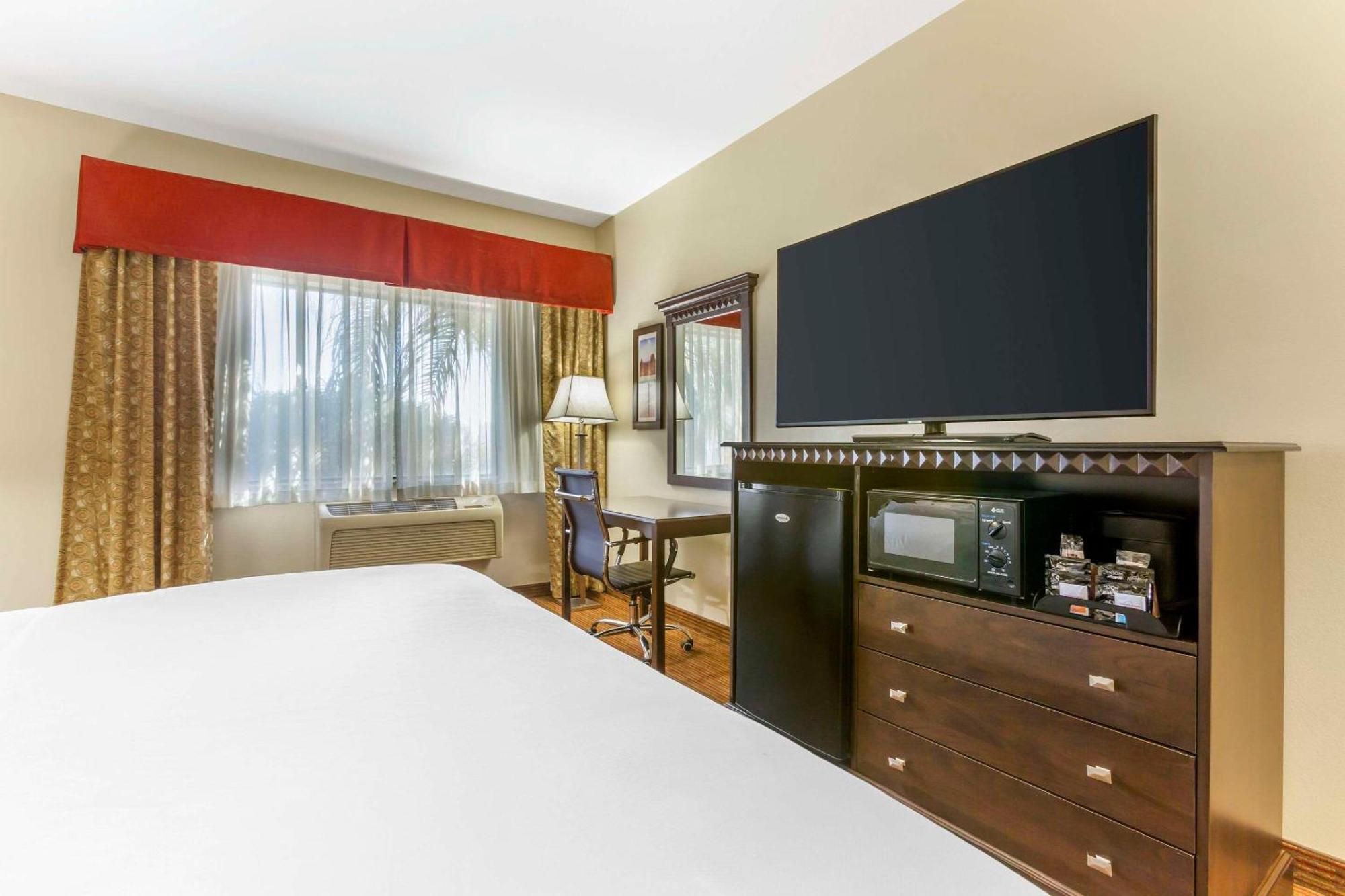 Comfort West At 27th Ave And I-i0 Hotel