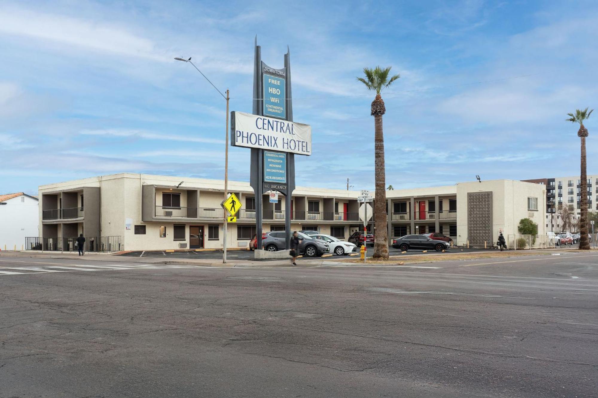 Central Phoenix Hotel 2*