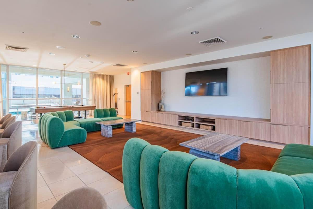 Apartment Sky Terrace Dt Highrise, Gym, Pool, Parking, W-d,golf Phoenix