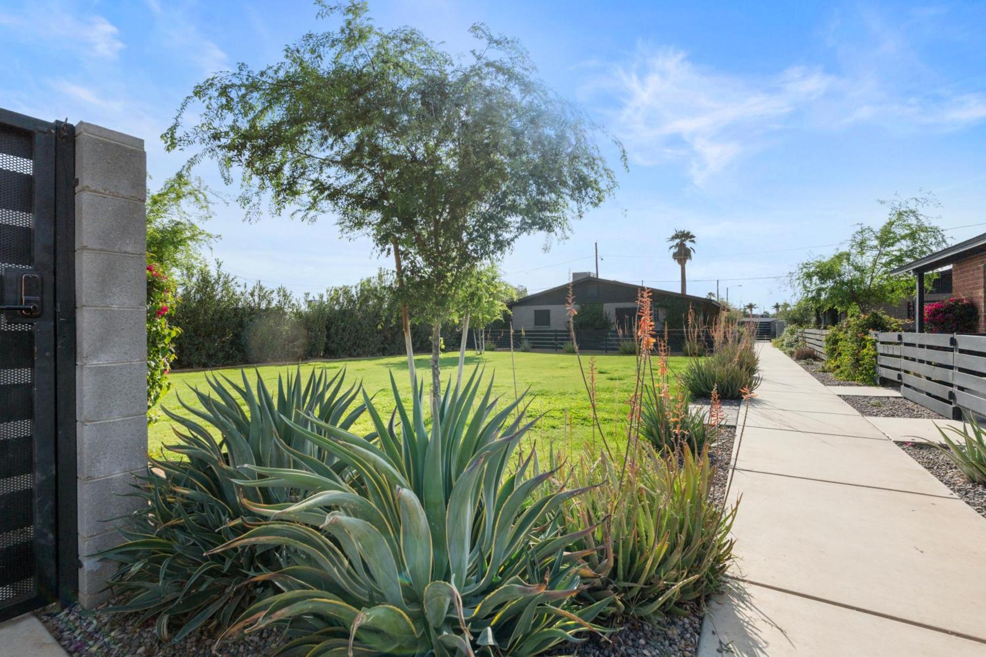 Biltmore 2br #2 - Workspace, Free Parking, Laundry, Patio! Apartamento