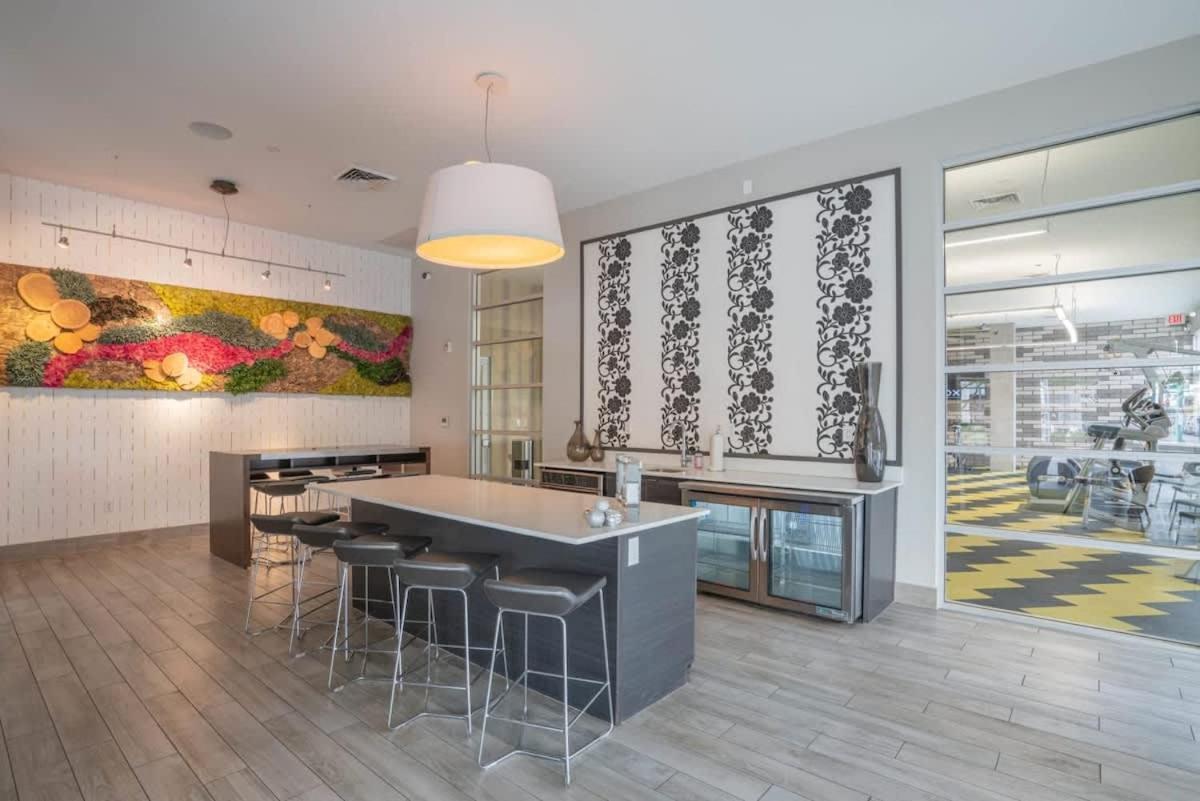 Apartamento Comfy 2bd Dt - Balcony, Gym, W-d, Parking - Sleeps 8 *