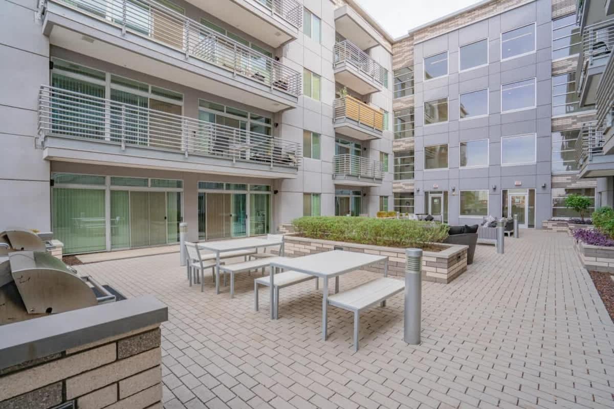Comfy 2bd Dt - Balcony, Gym, W-d, Parking - Sleeps 8