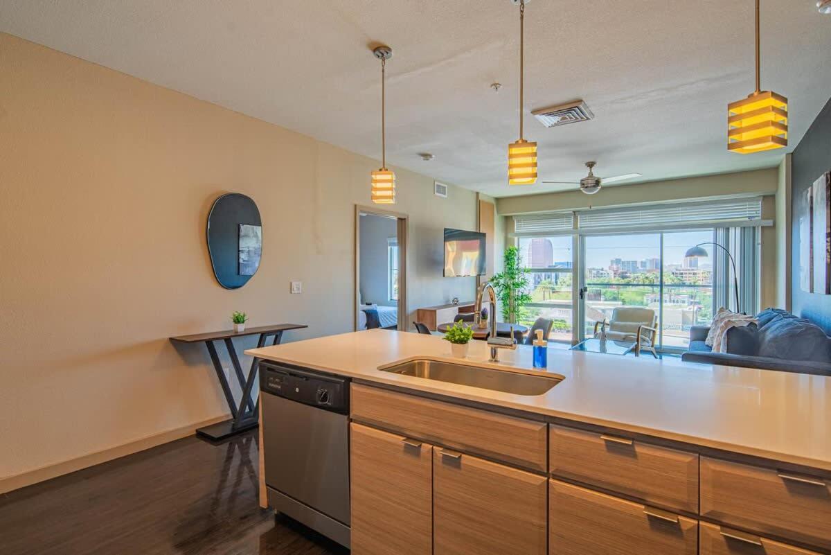 Comfy 2bd Dt - Balcony, Gym, W-d, Parking - Sleeps 8 Apartamento