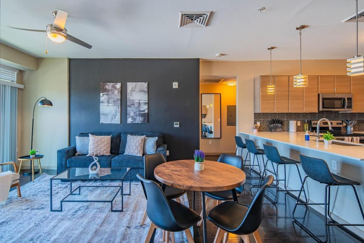Comfy 2bd Dt - Balcony, Gym, W-d, Parking - Sleeps 8