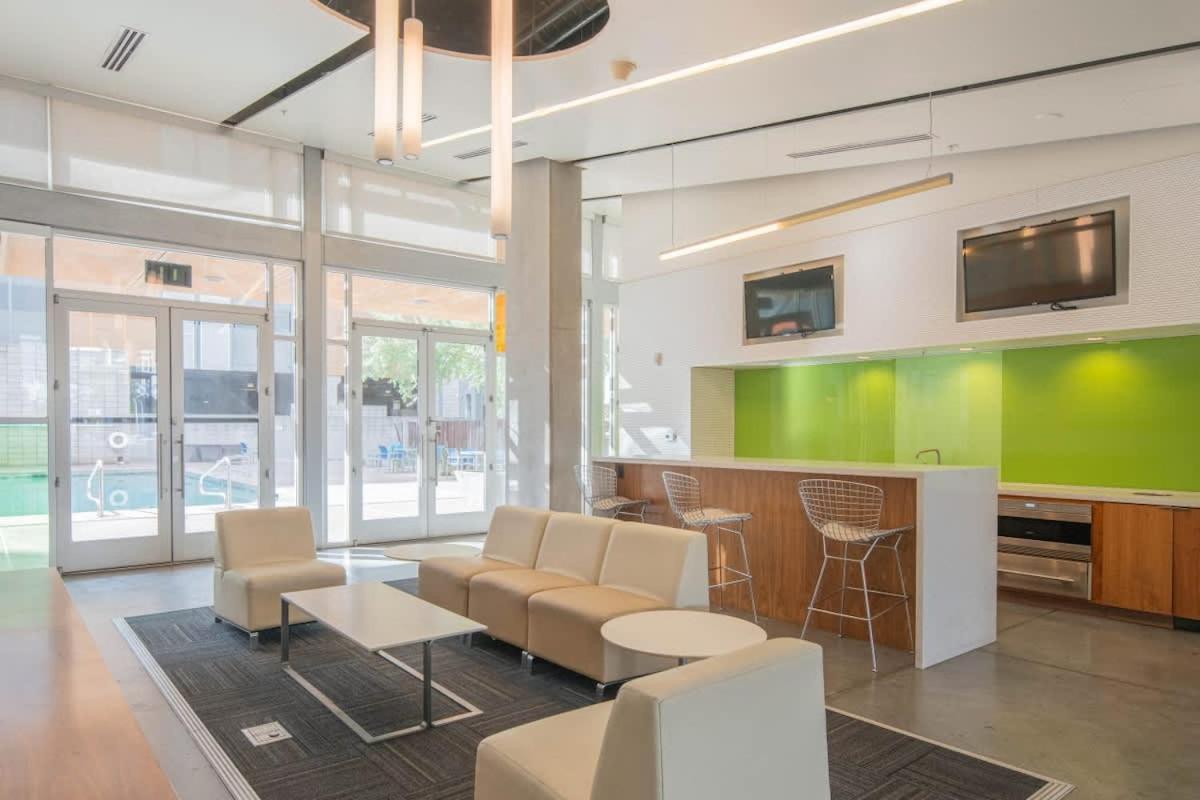 Stylish 1bd - Downtown - Gym, Pool, Parking