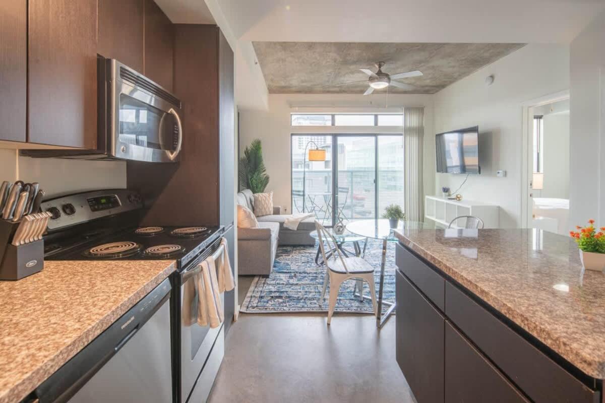 Stylish 1bd - Downtown - Gym, Pool, Parking Phoenix