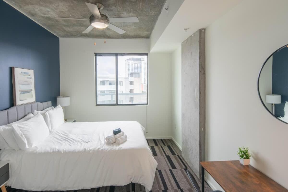 Stylish 1bd - Downtown - Gym, Pool, Parking * Phoenix