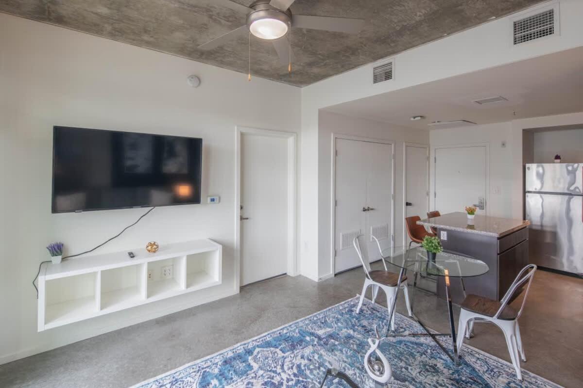 Stylish 1bd - Downtown - Gym, Pool, Parking Apartamento