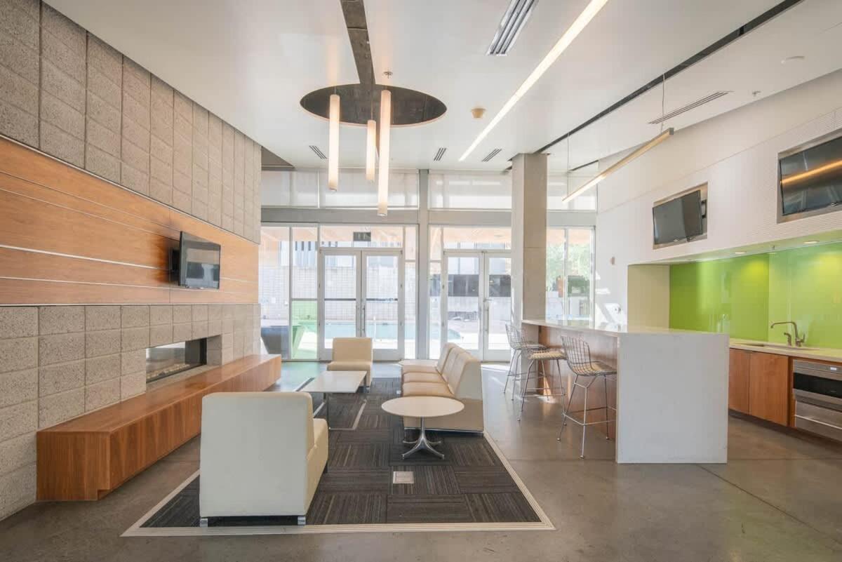 Apartment Striking 2bd - Cdt- Gym, Pool, Parking - Sleep8 Phoenix