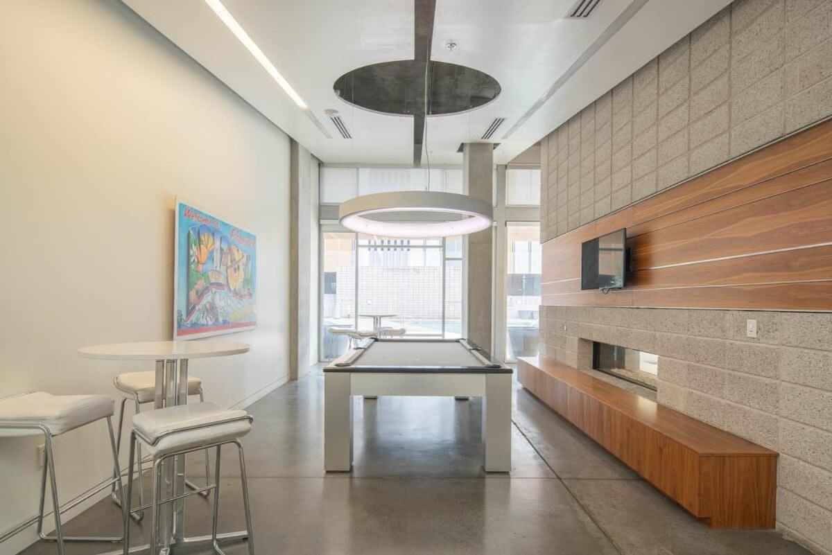 Apartment Striking 2bd - Cdt- Gym, Pool, Parking - Sleep8