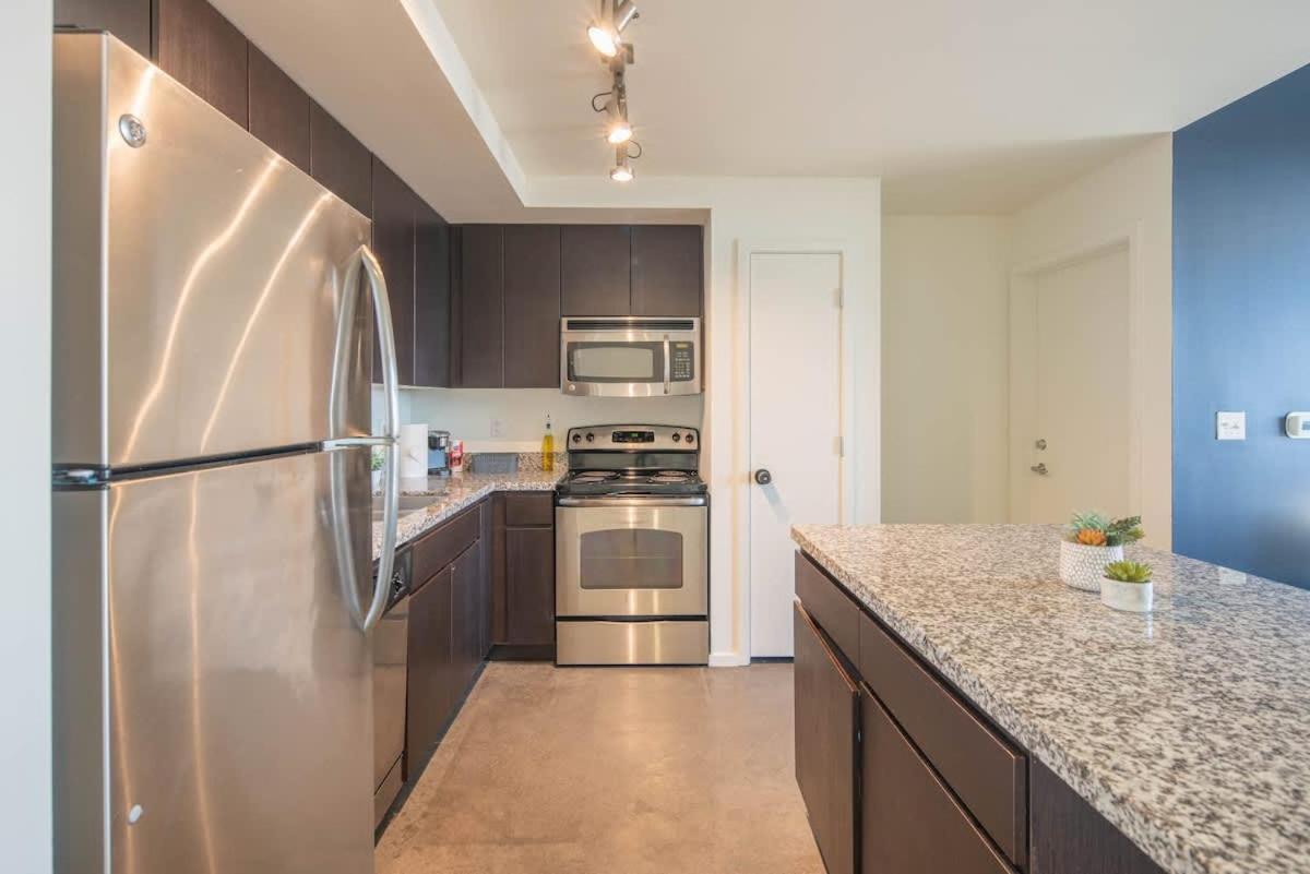 Striking 2bd - Cdt- Gym, Pool, Parking - Sleep8 Apartment Phoenix