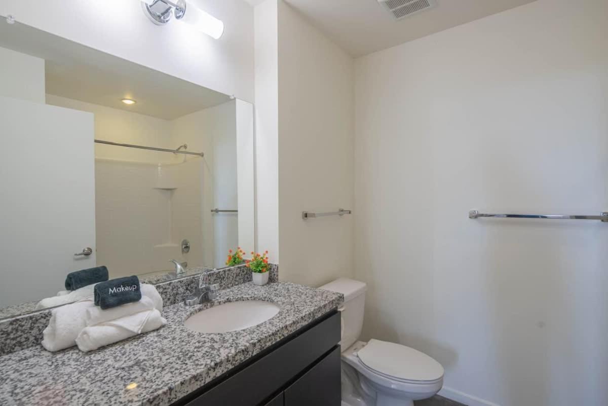 Alluring 2bd - Dt - Gym, Pool, Parking - Sleeps 8 Apartment