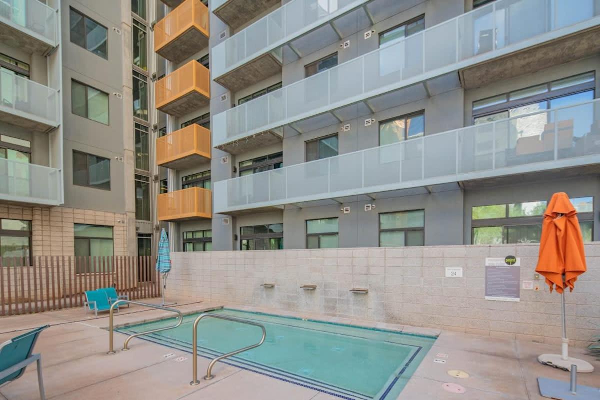 Alluring 2bd - Dt - Gym, Pool, Parking - Sleeps 8 Apartment *