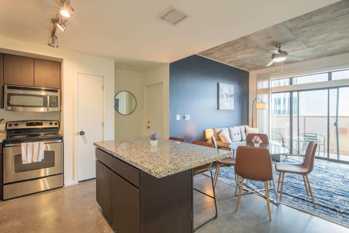 Alluring 2bd - Dt - Gym, Pool, Parking - Sleeps 8