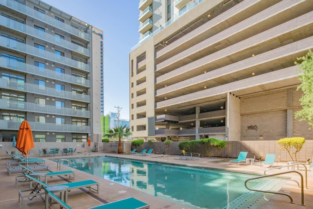 Alluring 2bd - Dt - Gym, Pool, Parking - Sleeps 8 Apartment