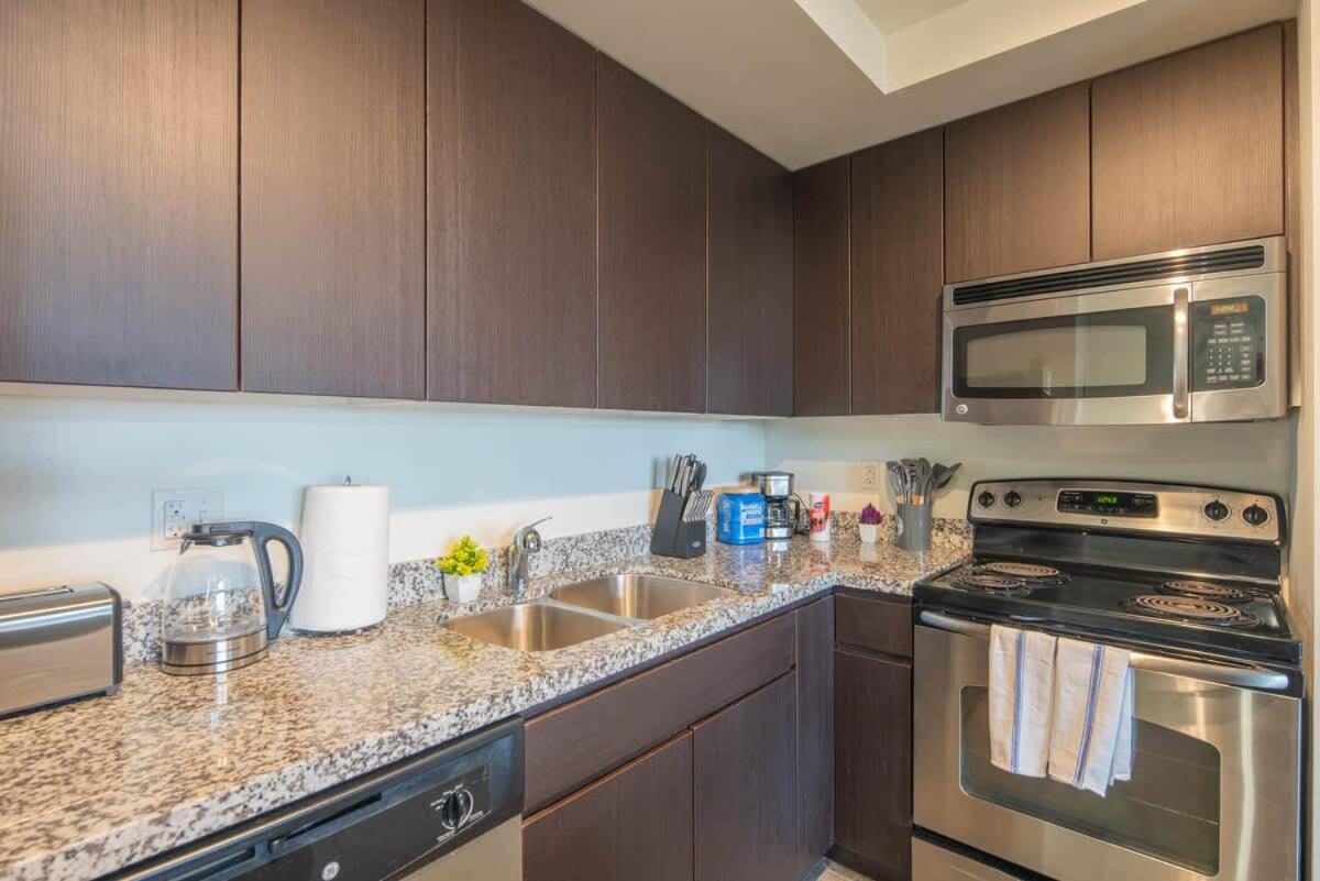Alluring 2bd - Dt - Gym, Pool, Parking - Sleeps 8 Apartment Phoenix