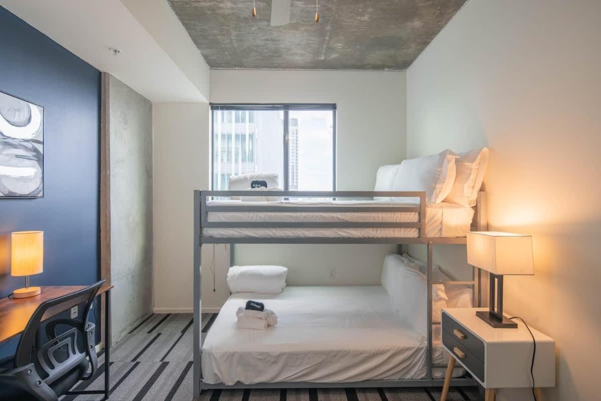 Apartment Alluring 2bd - Dt - Gym, Pool, Parking - Sleeps 8