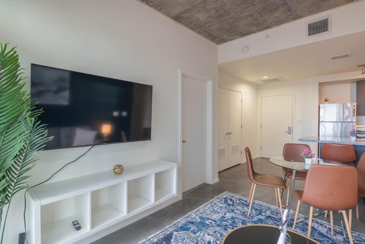 Alluring 2bd - Dt - Gym, Pool, Parking - Sleeps 8 Apartment Phoenix