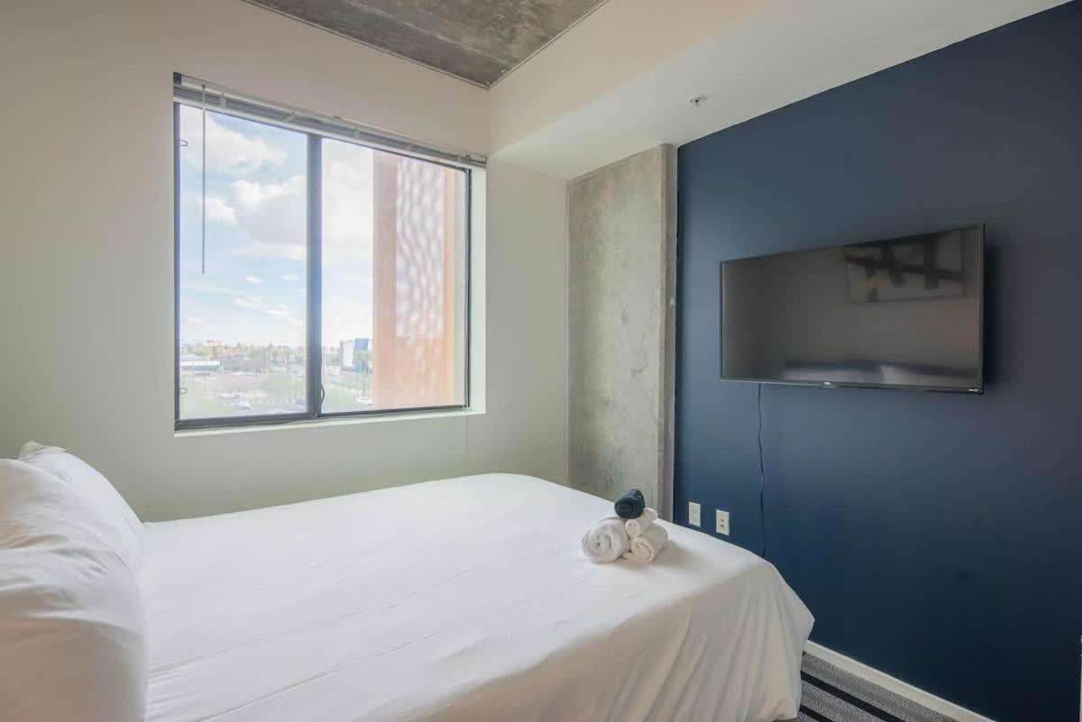Alluring 2bd - Dt - Gym, Pool, Parking - Sleeps 8 *