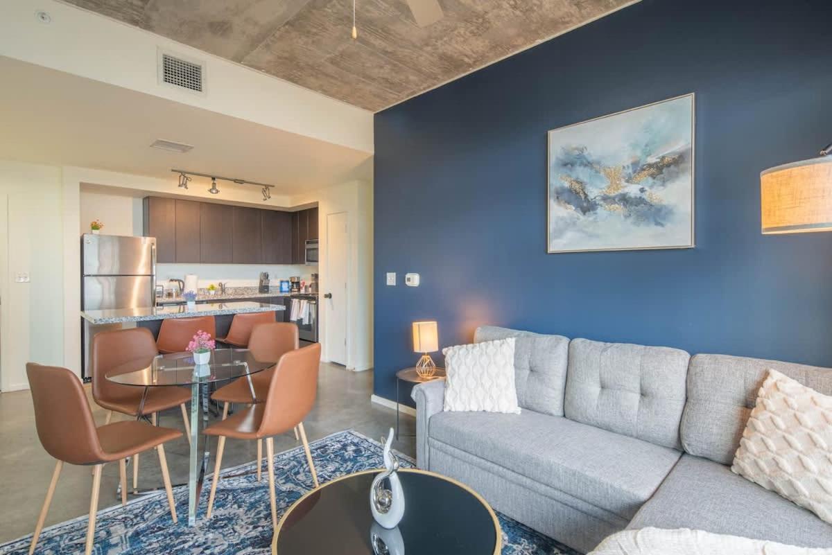 Alluring 2bd - Dt - Gym, Pool, Parking - Sleeps 8 Apartment