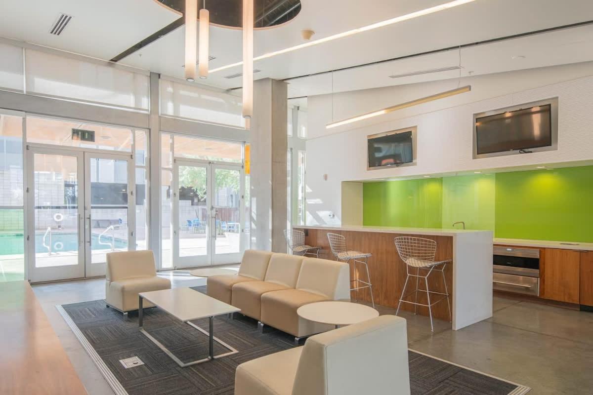 Modern 2bd - Cdt - Gym, Pool, Parking - Sleep 8 Phoenix