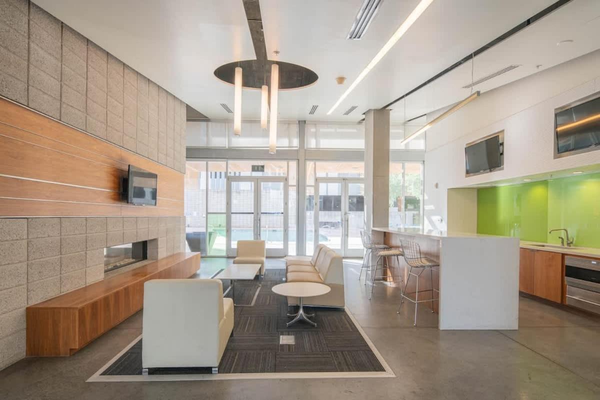 Modern 2bd - Cdt - Gym, Pool, Parking - Sleep 8