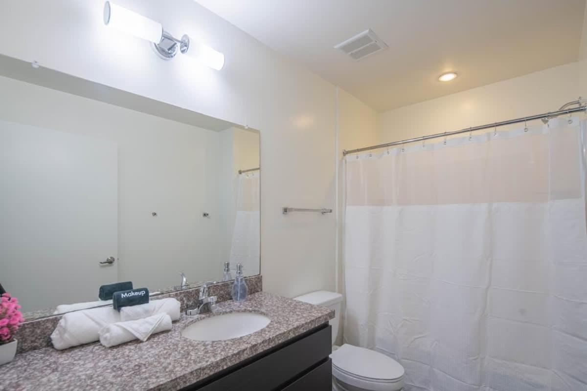 Modern 2bd - Cdt - Gym, Pool, Parking - Sleep 8 Apartment Phoenix